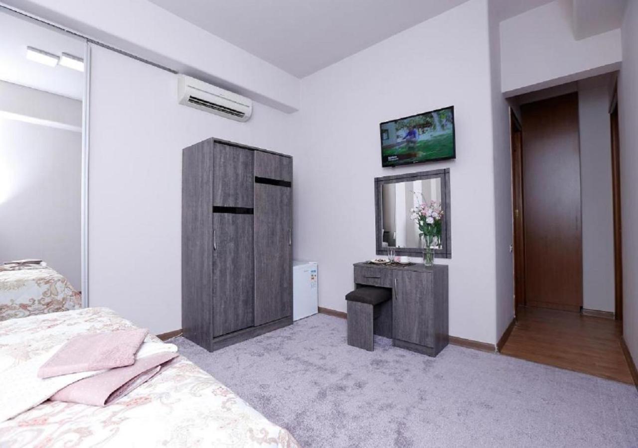 Yard Guesthouse 耶烈万 外观 照片
