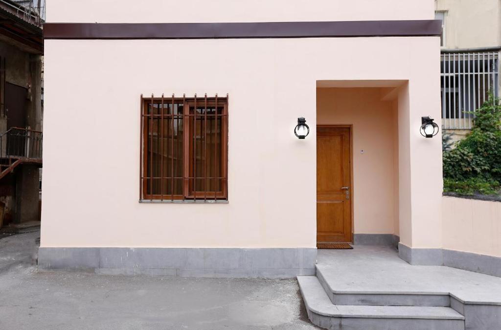 Yard Guesthouse 耶烈万 外观 照片