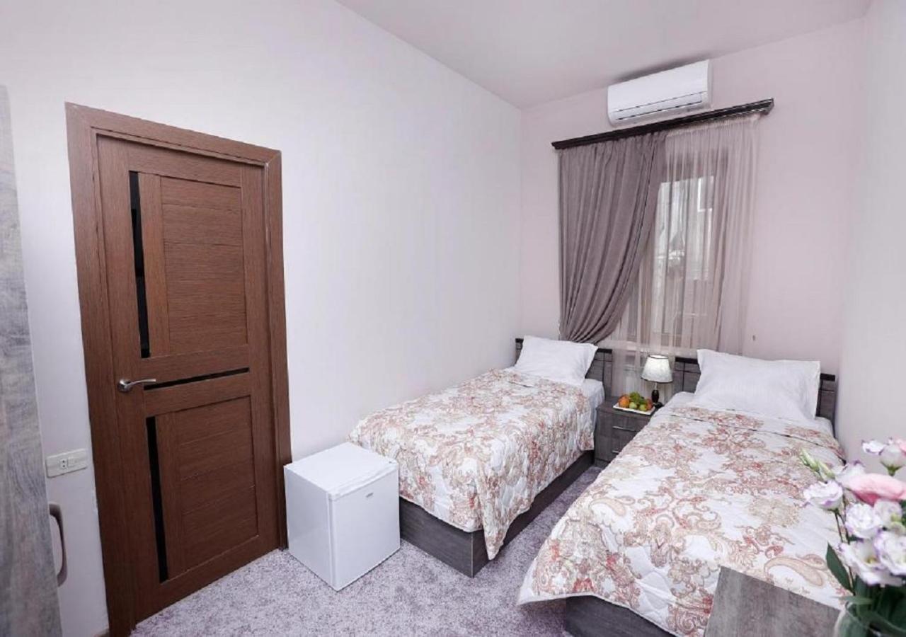 Yard Guesthouse 耶烈万 外观 照片