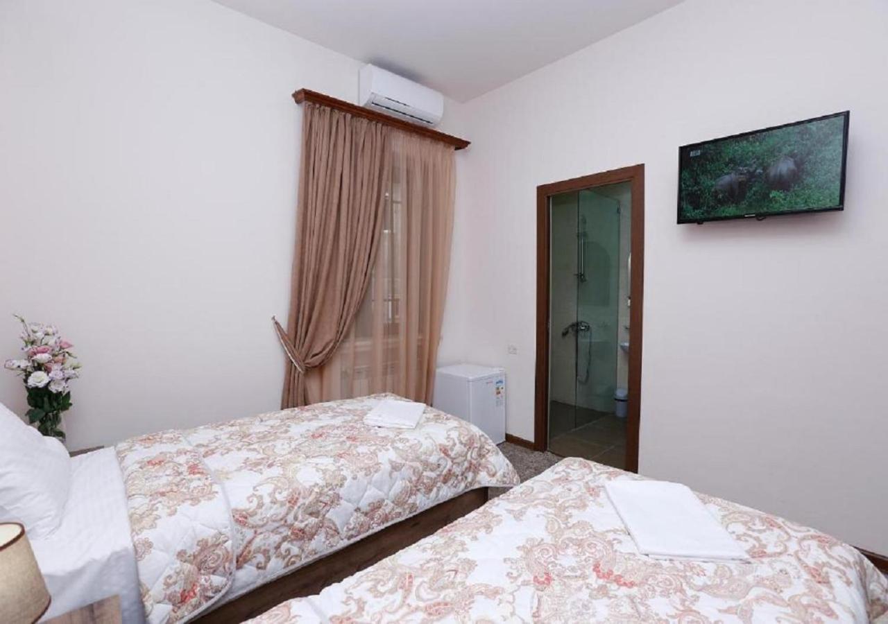 Yard Guesthouse 耶烈万 外观 照片