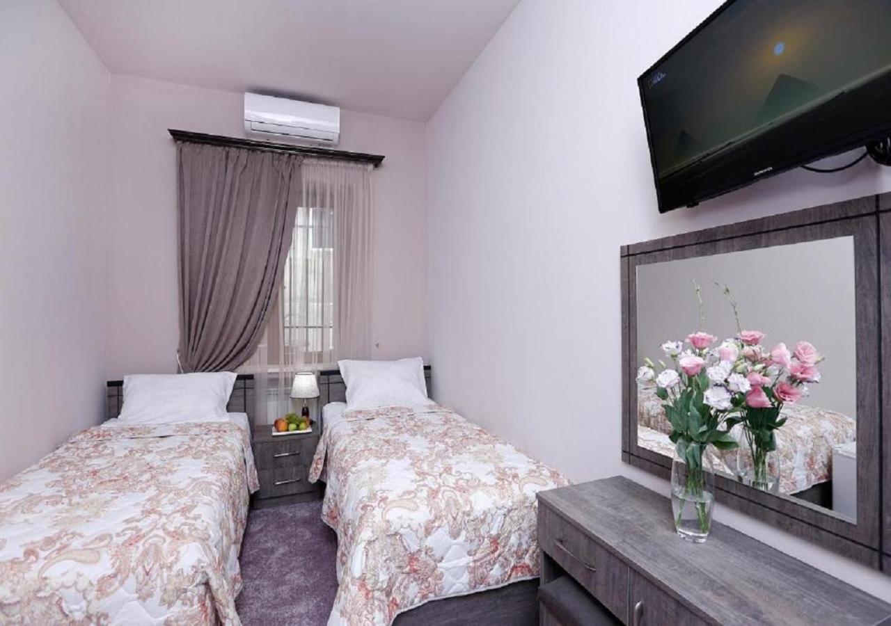 Yard Guesthouse 耶烈万 外观 照片